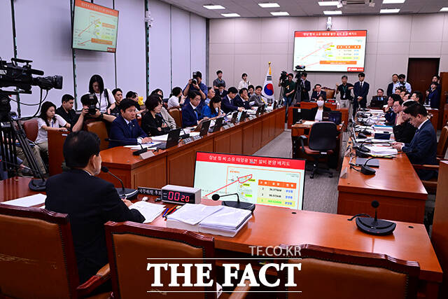 정동영 통일부 장관 후보자에 대한 국회 인사청문회가 14일 개최됐다. 더불어민주당은 국민의힘 측이 정 후보자의 자택을 불법 침입했다며 CCTV를 공개했고, 국민의힘은 정당한 공무 집행 과정이라고 맞섰다. /국회=남윤호 기자