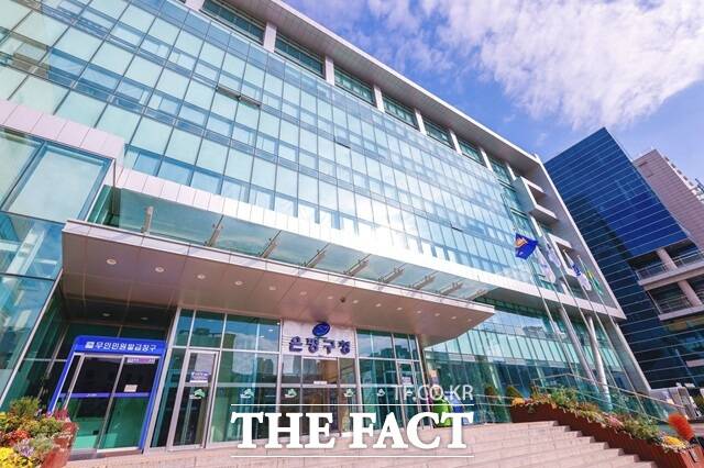 서울 은평구는 중장년층의 정책 정보 접근성과 참여 기회를 높이기 위해 서울시 자치구 최초로 구청 누리집에 중장년 전용 게시판을 신설했다./은평구