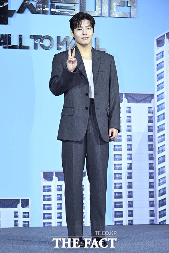 배우 강하늘이 14일 오전 서울 중구 앰배서더 서울 풀만 호텔에서 열린 넷플릭스 새 영화 84제곱미터 제작발표회에 참석해 포즈를 취하고 있다. /장윤석 기자