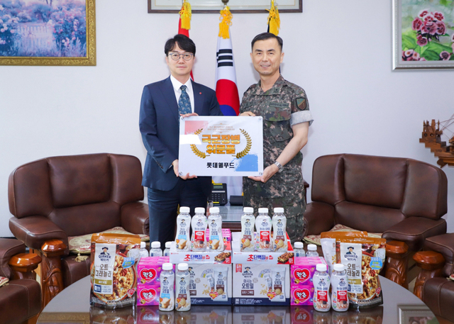 위세량 롯데웰푸드 커뮤니케이션부문장(왼쪽)이 제17보병사단을 방문해 위문품을 전달하고 기념 촬영하고 있다. /롯데웰푸드