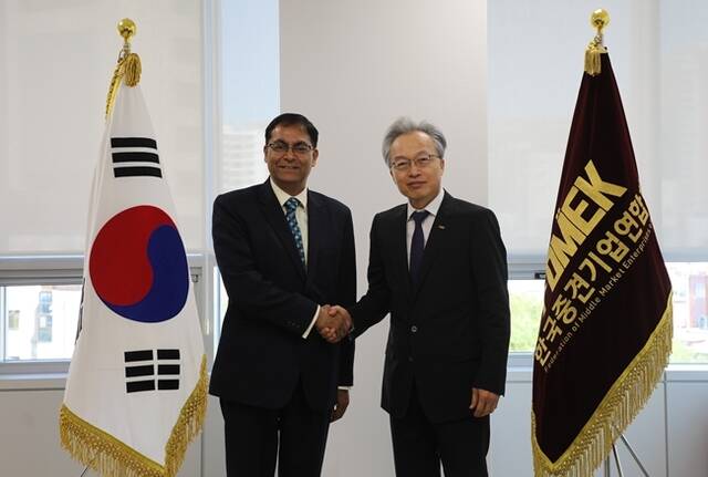 최진식 한국중견기업연합회장이 지난 11일 아밋 쿠마르 주한인도대사를 접견하고 있다. /한국중견기업연합회