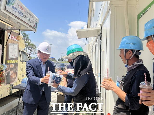 김대근 전북개발공사 사장이 온열질환 캠페인을 펼치고 있다. /전북개발공사