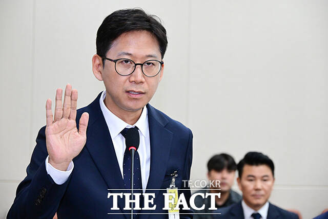 배경훈 과학기술정보통신부 장관 후보자가 국민 통신요금 인하는 과학기술정보통신부의 숙제라고 말했다. 배경훈 후보자가 14일 오후 서울 여의도 국회 과학기술정보방송통신위원회에서 열린 인사청문회에 출석해 증인 선서를 하고 있다. /국회=남윤호 기자