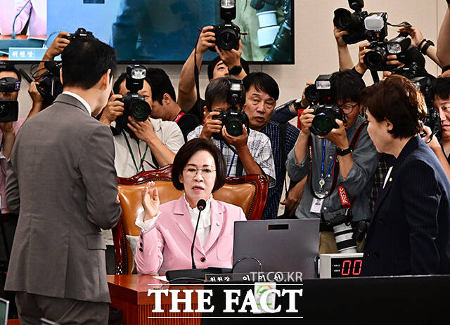 여야 간사와 대화하는 이인선 여가위원장.