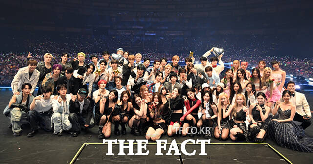 2025 더팩트 뮤직 어워즈는 동서양의 문화가 어우러진 빛과 예술의 도시 마카오에서 대한민국 최고의 프리미엄 K팝 시상식다운 압도적인 퀄리티와 풍성한 라인업, 국내외 팬들을 모두 만족시킬 수 있는 초호화 스페셜 무대들을 선보일 전망이다. 사진은 지난해 9월 일본 오사카 교세라 돔 오사카에서 2024 더팩트 뮤직 어워즈가 열린 가운데 출연 아티스트들이 관객들과 기념촬영하는 모습. /더팩트 DB