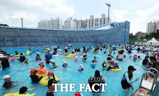 2024 노원워터파크에서 물놀이를 즐기는 사람들. 노원구는 2025 노원 워터파크를 오는 17일부터 내달 17일까지 운영한다.