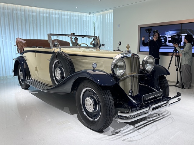 2층 핸드오버 존에는 마이바흐 제플린이 임시 전시돼 있다. 한쪽 벽면에는 100년 넘는 브랜드 역사를 시각적으로 정리한 헤리티지 월이 설치돼 있다. /황지향 기자