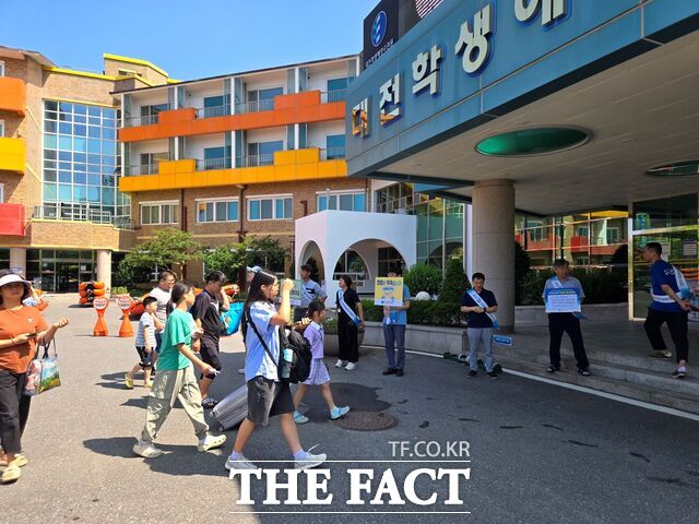 대전학생해양수련원 직원들이 가족캠프 참여자를 대상으로 청렴海 캠페인을 진행하고 있다. /대전시교육청