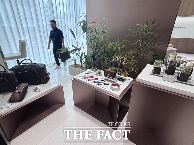 3층 엘리베이터 앞에는 맞춤형 가죽 키링과 파우치, 디퓨저, 여행용 액세서리 등이 전시돼 있다. /황지향 기자