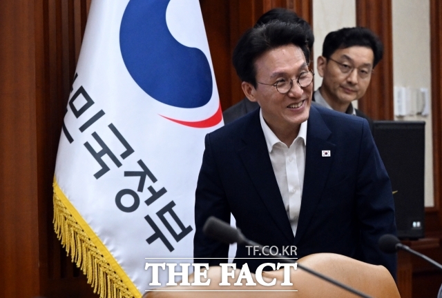 김민석 국무총리는 14일 농민단체와 다시 만나 농정 현안에 대한 의견을 경청했다. 앞서 김 총리는 농민단체의 요청으로 2주 내 다시 만나기로 약속한 바 있다. /임영무 기자