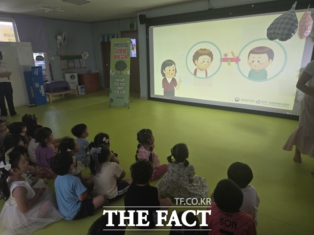 함평군이 어린이집을 대상으로 감염병 예방 교육 프로그램을 운영하고 있다./함평군