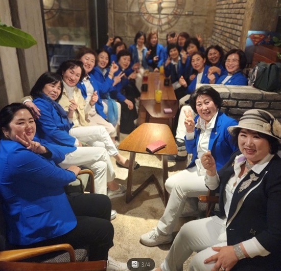 김아영은 2023년 여수오동도 전국가요제 금상을 수상하며 주목을 받았고, 사랑불 외에도 더덩실 꽃구름 변산반도 채석강 등의 노래를 발표했다. /스카이이엔티
