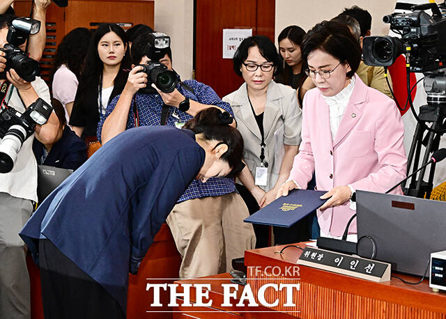 이인선 위원장에게 인사하는 강선우 여성가족부 장관 후보자.