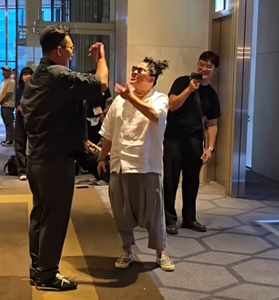 결혼식에는 예능프로그램 미운 우리 새끼 출연진 및 연예계 동료 400여명을 포함, 약 1200명 정도의 하객들이 참석해 두 사람의 앞날을 응원하고 축복했다. 이날 결혼식에 참석한 선배 개그맨 이영자와 박준형이 하이파이브를 하고 있다. /이영자 유튜브