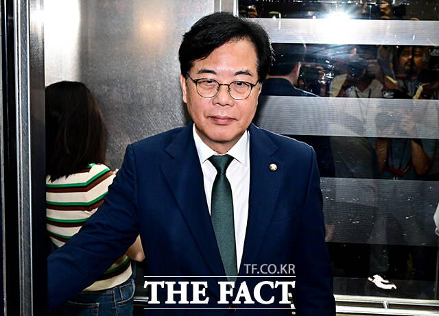 송언석 국민의힘 비상대책위원장이 14일 당 혁신위원회가 띄운 혁신안 중 하나인 인적 쇄신을 두고 혁신한다는 이유로 누가 누구를 내친다든지, 비판이나 욕을 한다는지 그런 차원에서 혁신을 하는 것이 아니다라고 에둘러 비판했다. /배정한 기자