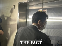  '윤 격노설' 이충면 전 외교비서관 특검 출석…묵묵부답