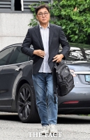  캐주얼 복장으로 첫 출근하는 최휘영 문체부 장관 후보자 [포토]