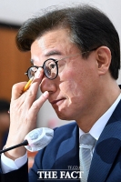  의원 질의 들으며 안경 고쳐쓰는 전재수 후보자 [포토]