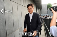  인사청문회 준비 사무실로 출근하는 최휘영 문체부 장관 후보자 [포토]