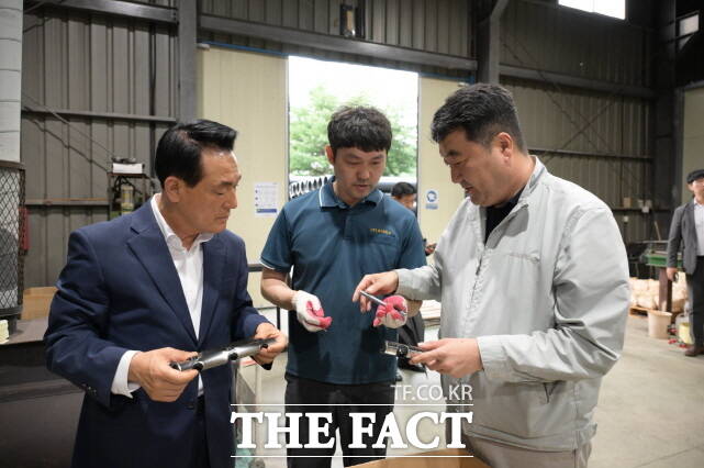 백성현 논산시장(왼쪽)이 14일 관내 기업체 씨피에스와 hy를 직접 방문해 운영 현장을 살펴보고 있다. /논산시