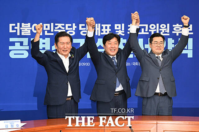 정청래 더불어민주당 당대표 후보와 황명선 더불어민주당 최고위원 후보, 박찬대 더불어민주당 당대표 후보(왼쪽부터)가 15일 오전 서울 여의도 국회에서 열린 더불어민주당 공명선거실천서약식에 참석해 기념촬영을 하고 있다. /박헌우 기자