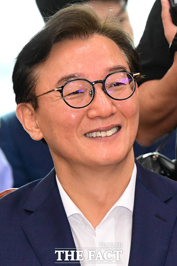 해양수산부 장관 후보자인 전재수 더불어민주당 의원이 15일 오전 서울 여의도 국회 산업통상자원중소벤처기업위원회에서 열린 한성숙 중소벤처기업부 장관 후보자의 인사청문회에 참석해 장철민 의원과 대화하며 미소짓고 있다. /국회=남윤호 기자