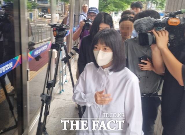 구연경 LG복지재단 대표가 15일 서울 양천구 서울남부지법에서 열린 주식 부정 거래 혐의 2차 공판에 출석하고 있다. /이성락 기자