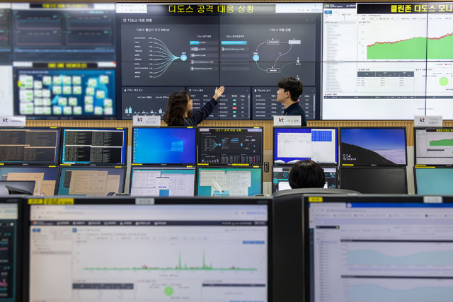 KT 직원들이 경기도 과천시 KT 네트워크 관제센터에서 정보보안 현황을 모니터링하고 있다. /KT