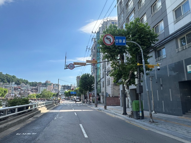 서울시는 관악구 신림동 신화교 앞에 후면 다기능 무인단속카메라 설치했다. /서울시