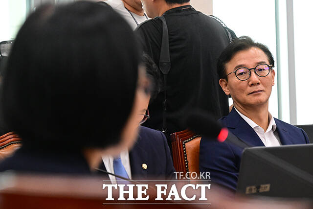 한성숙 중소벤처기업부 장관 후보자 바라보는 전재수 의원.