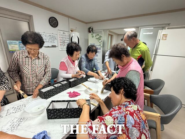 담양군이 도시재생 주민공모 프로그램인 전통문화공예연구회를 운영하고 있다. /담양군
