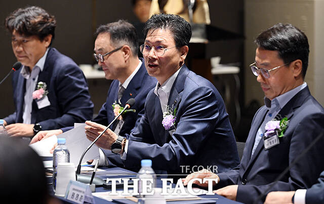 강태영 NH농협은행장(가운데)이 15일 오후 서울 마포구 중소기업중앙회 DMC타워에서 열린 지역경제 활성화를 위한 소기업·소상공인 금융지원 협약보증 업무협약에 참석해 환영사를 하고 있다. /임영무 기자