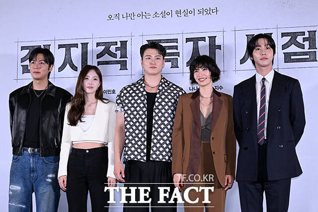 배우 이민호와 채수빈, 신승호, 나나, 안효섭(왼쪽부터)이 15일 오후 서울 강남구 메가박스 코엑스에서 열린 영화 전지적 독자 시점 언론배급시사회 및 기자간담회에 참석해 포즈를 취하고 있다. /서예원 기자