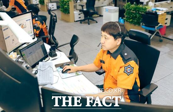 헬기이송기반 응급의료체계(Heli-EMS) 시범사업 중 최초로 트라우마 세이버 인증을 수상한 박락희 경기 북부119종합상황실 소방위가 상황 근무를 하고 있다./경기북부소방재난본부