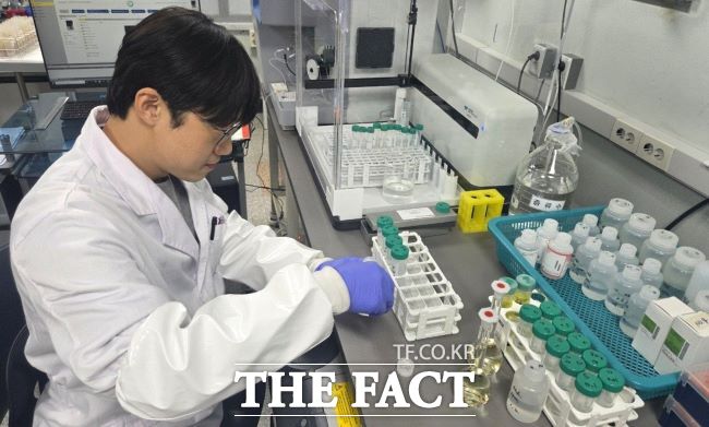 경기도농업기술원 관계자가 농업용수 수질 검사를 하고 있다. /경기도농업기술원