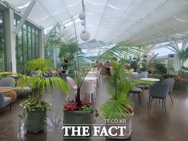 수피아 내 휴식과 먹거리를 위한 카페 쉼터 공간 /부천시