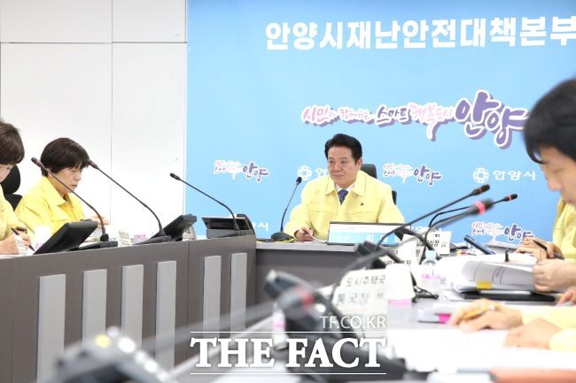 최대호 안양시장이 긴급 폭염 대책 보고회를 주재하고 있다. /안양시