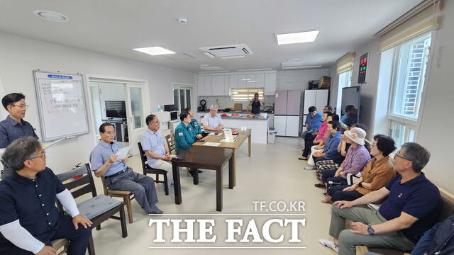 서천군이 지역 내 무더위 쉼터와 건설 현장 등을 찾아 취약계층과 근로자를 보호하기 위한 현장 점검을 실시하고 있다. /서천군