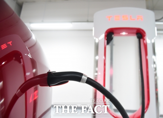 테슬라의 주행보조 시스템 오토파일럿 관련 사망사고를 둘러싸고 회사 측의 책임을 묻는 연방 배심원 재판이 14일(현지시간) 미국 플로리다주 마이애미에서 시작됐다. /더팩트 DB