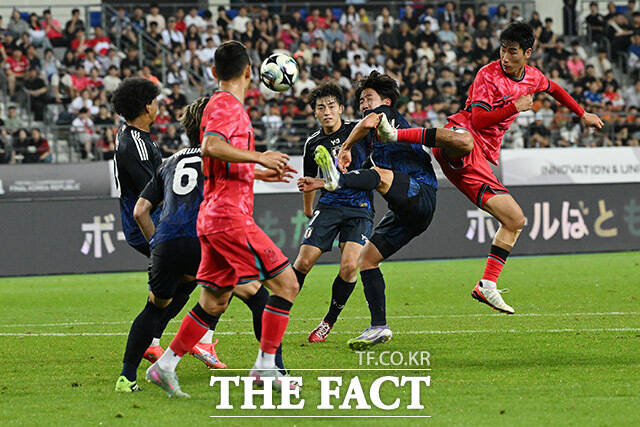 한국과 일본의 2025 동아시아축구연맹(EAFF) E-1 챔피언십(동아시안컵) 3차전이 15일 오후 경기 용인시 용인미르스타디움에서 열린 가운데 서민우가 패스를 시도하고 있다. /용인미르스타디움=남용희 기자