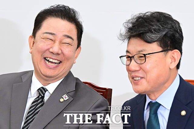 청문회 논란과 입법 강공 속에서도 더불어민주당 지지율이 흔들림 없는 상승 흐름을 이어가고 있다.김병기 민주당 대표 직무대행 겸 원내대표가 8일 오전 서울 여의도 국회에서 원내대책회의를 앞두고 진성준 정책위의장과 대화하는 모습. /국회=남윤호 기자