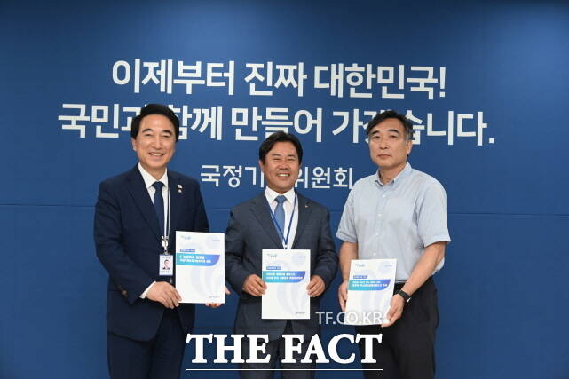 박정현 부여군수(가운데)가 15일 국정기획위원회를 방문하고 박수현 균형성장특별위원장(왼쪽)에게 4건의 주요과제를 전달하고 있다. /부여군