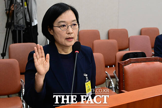 한성숙 중소벤처기업부 장관 후보자가 15일 오전 서울 여의도 국회 산업통상자원중소벤처기업위원회에서 열린 인사청문회에 출석해 증인 선서를 하고 있다. /국회=남윤호 기자