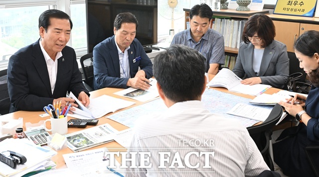 구인모 거창군수(왼쪽 첫 번째)가 지역현안사업 추진을 위해 중앙부처를 방문 국비사업 지원을 건의하고 있다./거창군