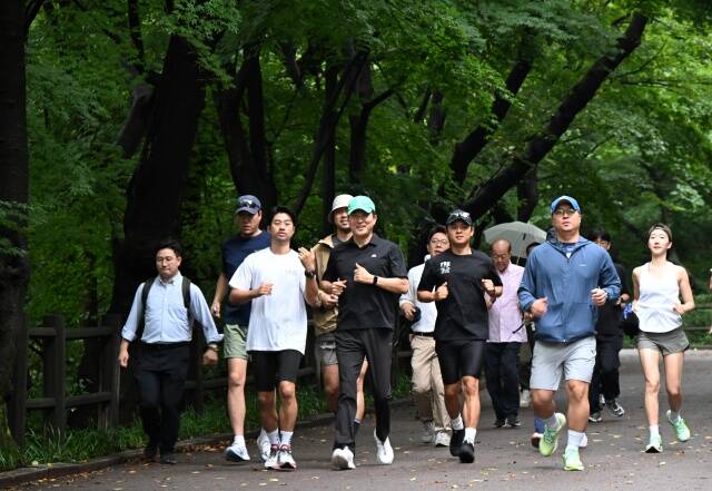 오세훈 서울시장이 아침현장소통 첫 날인 15일 오전 시민과 함께 남산 북측순환로를 달리고 있다. 오 시장은 이날 국립극장~중부공원여가센터 2km 구간을 달리고 남산 샤워장을 점검했다. /서울시