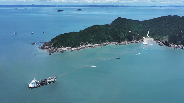 대한전선은 해저케이블 포설선(CLV) 팔로스(PALOS)호가 전남 영광낙월 해상풍력 프로젝트의 외부망 전 구간 포설을 성공적으로 완료했다고 15일 밝혔다. 팔로스호가 영광낙월 프로젝트 외부망 포설을 진행하고 있는 모습. /대한전선