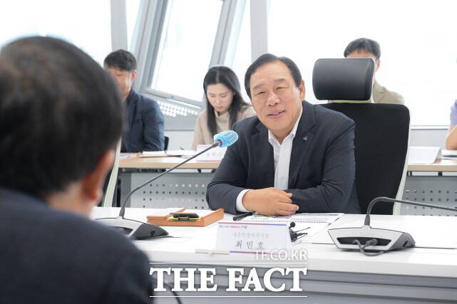 최민호 세종시장이 15일 시청 집현실에서 정원문화진흥위원회 위원 위촉식 및 정원도시 기본계획 수립·기본설계 용역 착수보고회를 갖고 있다. /세종시