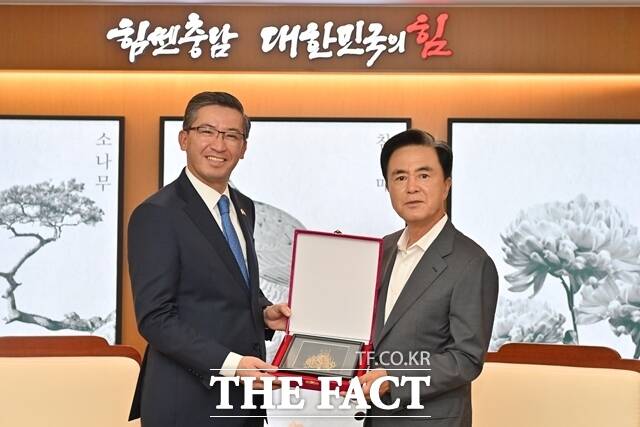 김태흠 충남도지사(오른쪽)가 15일 도청을 방문한 압두살로모프 알리쉐르 주한 우즈베키스탄 대사와 기념촬영을 하고 있다.