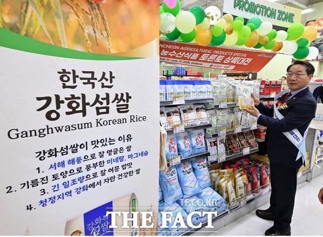 유정복 인천시장이 14일(현지시각) 캐나다 토론토 갤러리아 슈퍼마켓 욕밀점(Galleria Supermarket YorkMills)에서 열린 인천 농수산식품 토론토 상륙대전에서 판매 중인 농수산물을 살펴보고 있다./인천시