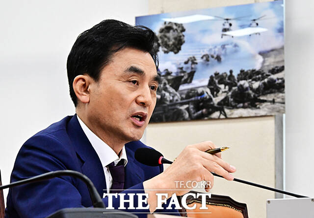 안규백 국방부 장관 후보자가 15일 오전 서울 여의도 국회에서 열린 인사청문회에 참석해 질의에 답변을 하고 있다. /국회=배정한 기자